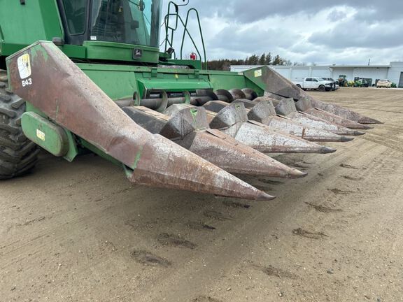 John Deere 643 Header Corn Head