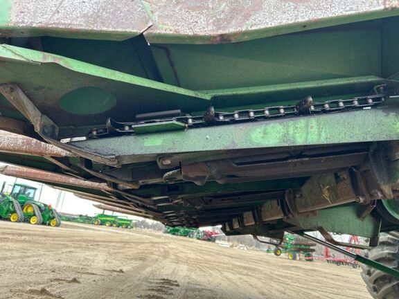 John Deere 643 Header Corn Head