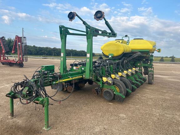 2011 John Deere 1770NT CCS Planter