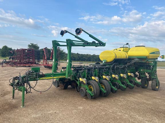 2011 John Deere 1770NT CCS Planter