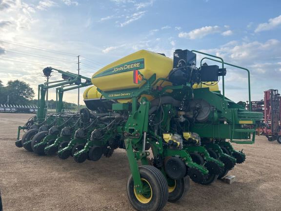 2011 John Deere 1770NT CCS Planter