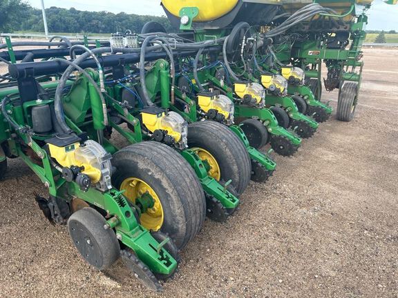 2011 John Deere 1770NT CCS Planter