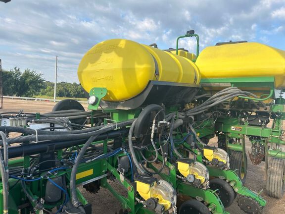 2011 John Deere 1770NT CCS Planter