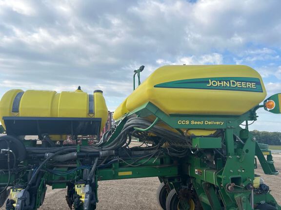 2011 John Deere 1770NT CCS Planter