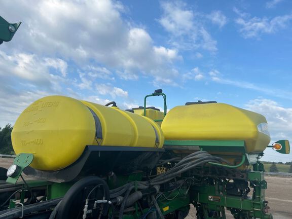 2011 John Deere 1770NT CCS Planter