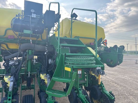 2011 John Deere 1770NT CCS Planter