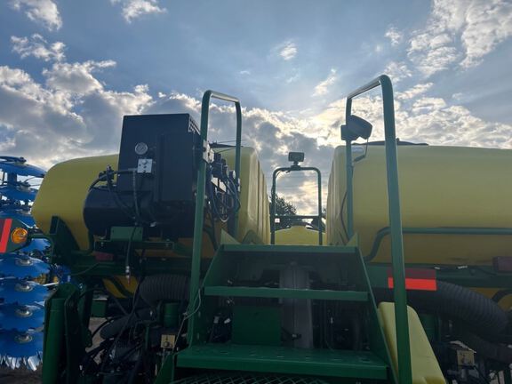2011 John Deere 1770NT CCS Planter