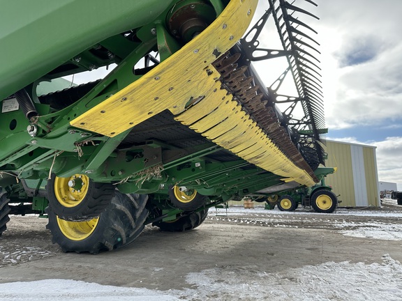 2022 John Deere HD40F Header Combine