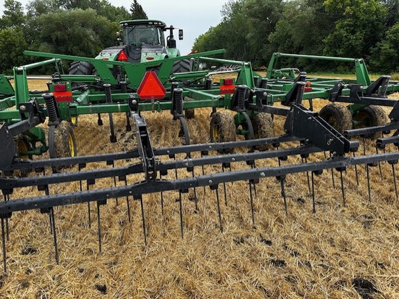 2008 John Deere 2410 Chisel Plow