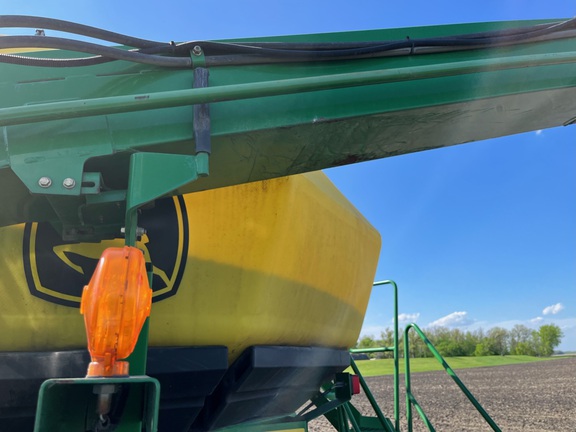 2006 John Deere 1890 Air Seeder