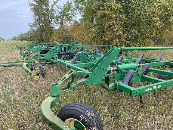 2004 John Deere 2410 Chisel Plow