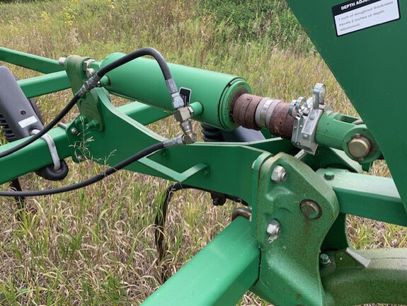 2004 John Deere 2410 Chisel Plow