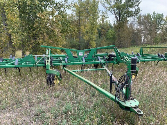 2004 John Deere 2410 Chisel Plow