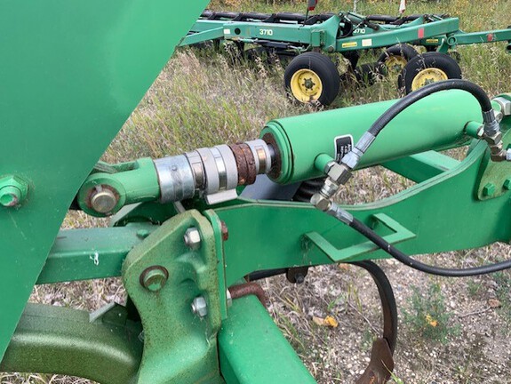 2004 John Deere 2410 Chisel Plow