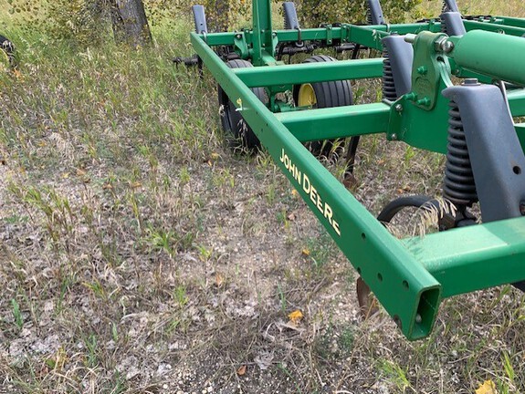 2004 John Deere 2410 Chisel Plow