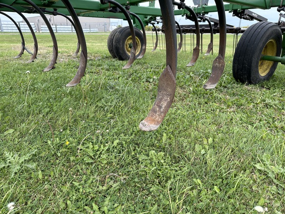 2004 John Deere 2410 Chisel Plow