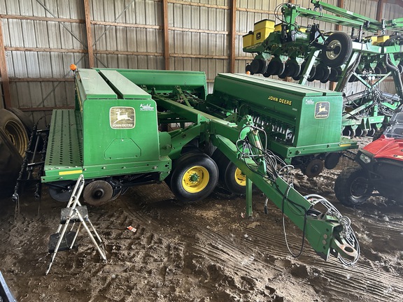 2001 John Deere 455 Drill