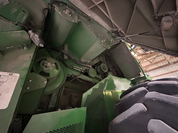 2014 John Deere S690 Combine