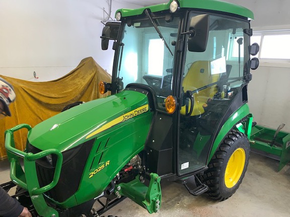 2023 John Deere 2025R Tractor Compact