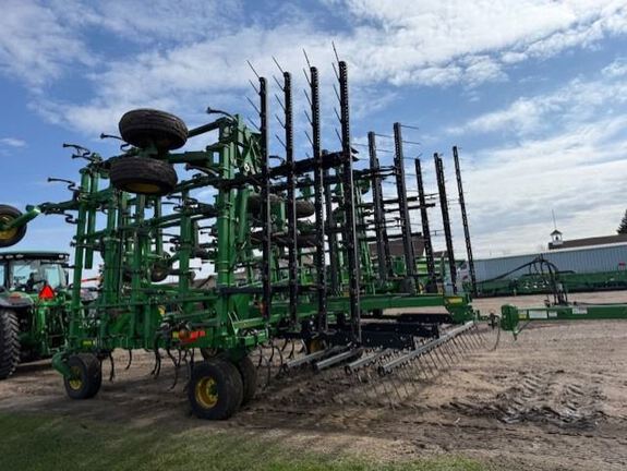 2017 John Deere 2210 Field Cultivator