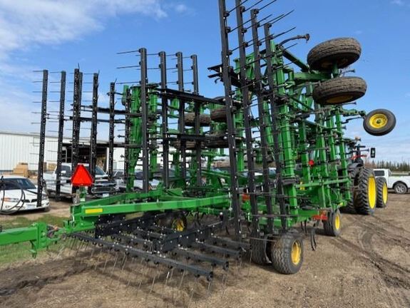 2017 John Deere 2210 Field Cultivator
