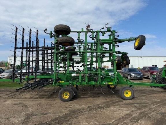 2017 John Deere 2210 Field Cultivator