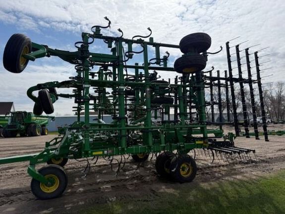 2017 John Deere 2210 Field Cultivator
