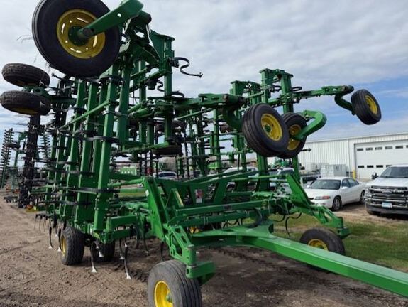2017 John Deere 2210 Field Cultivator