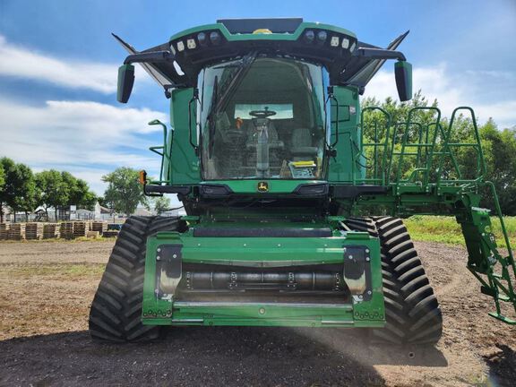 2023 John Deere X9 1100 Combine