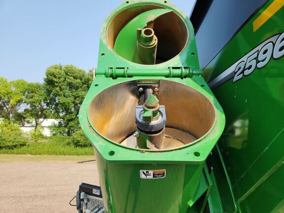 2022 Brent 2596 Grain Cart
