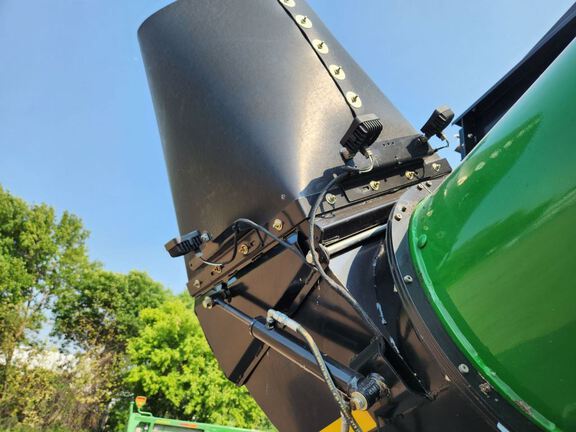 2022 Brent 2596 Grain Cart