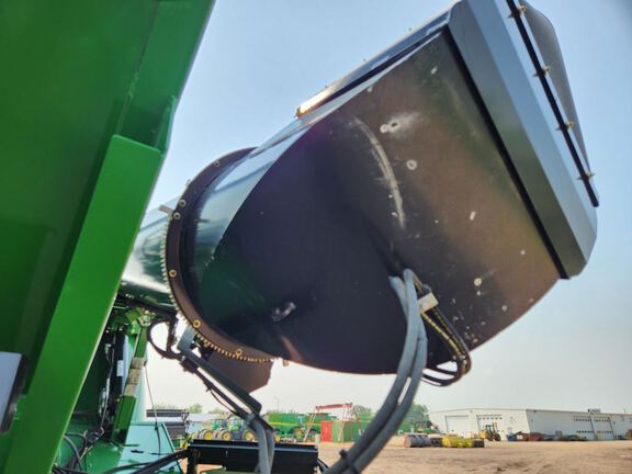 2022 Brent 2596 Grain Cart