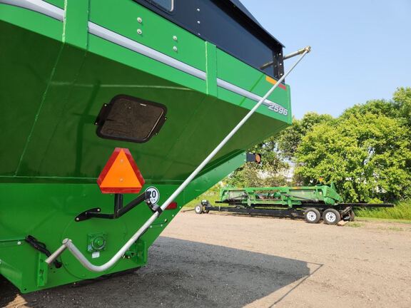 2022 Brent 2596 Grain Cart