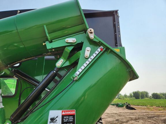 2022 Brent 2596 Grain Cart