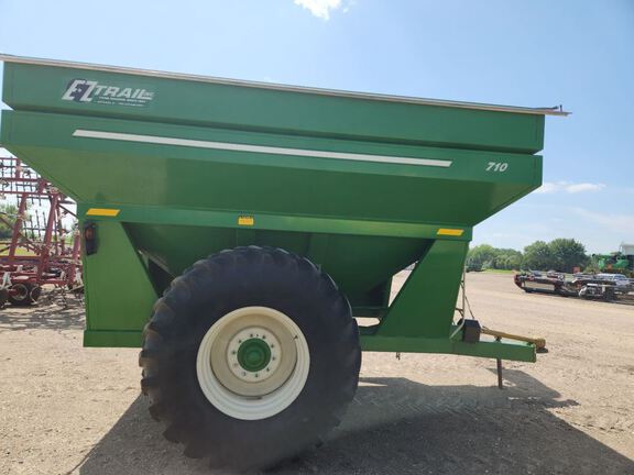2012 E-Z Trail 710 Grain Cart