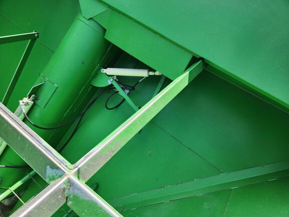 2012 E-Z Trail 710 Grain Cart