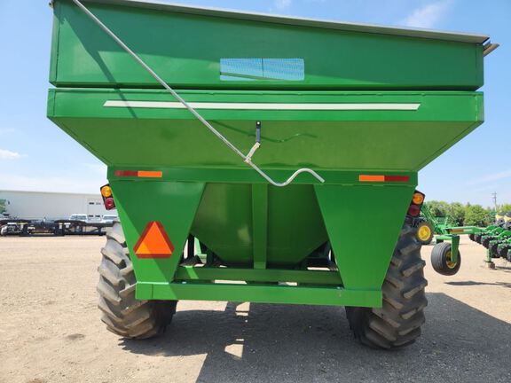 2012 E-Z Trail 710 Grain Cart