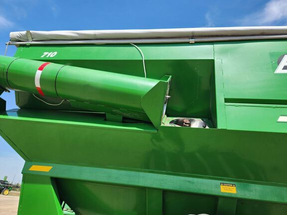 2012 E-Z Trail 710 Grain Cart