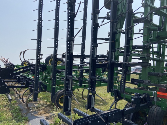 2014 John Deere 2210 Field Cultivator