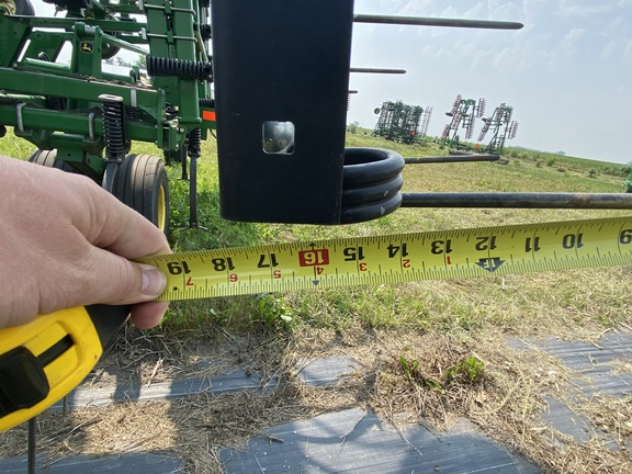 2014 John Deere 2210 Field Cultivator