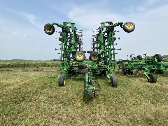 2014 John Deere 2210 Field Cultivator