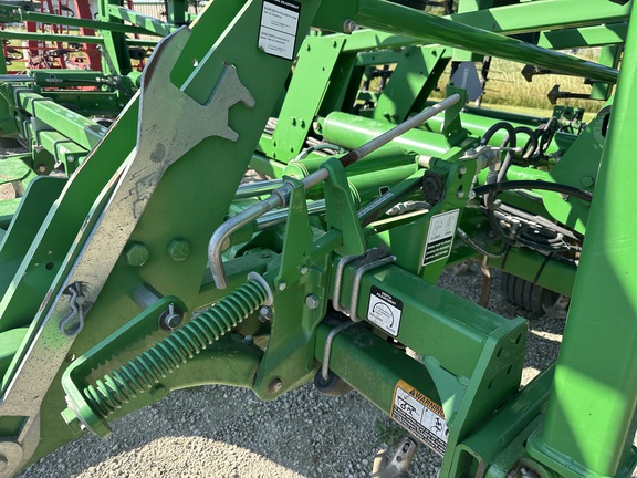 2014 John Deere 2210 Field Cultivator