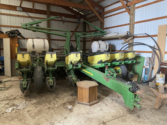 2004 John Deere 1760 Planter