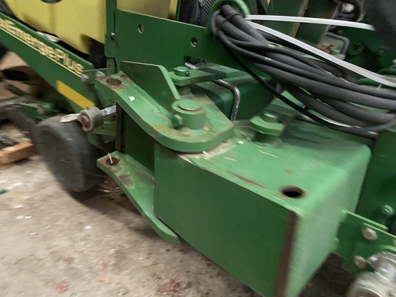 2004 John Deere 1760 Planter