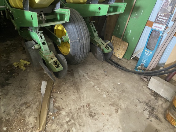 2004 John Deere 1760 Planter