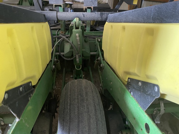 2004 John Deere 1760 Planter