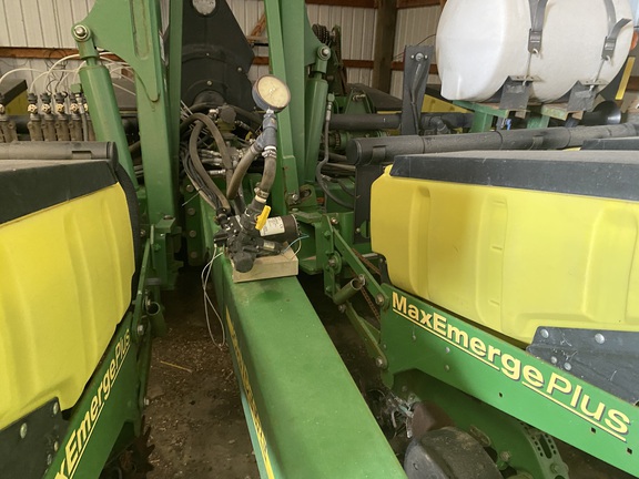 2004 John Deere 1760 Planter