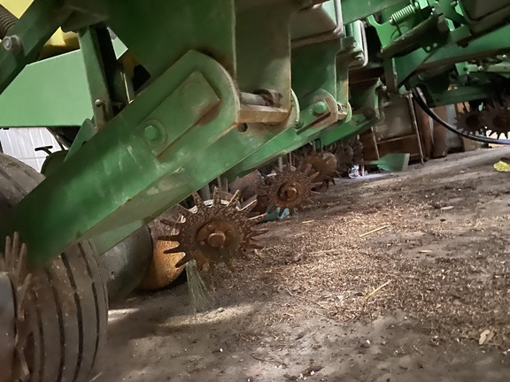 2004 John Deere 1760 Planter