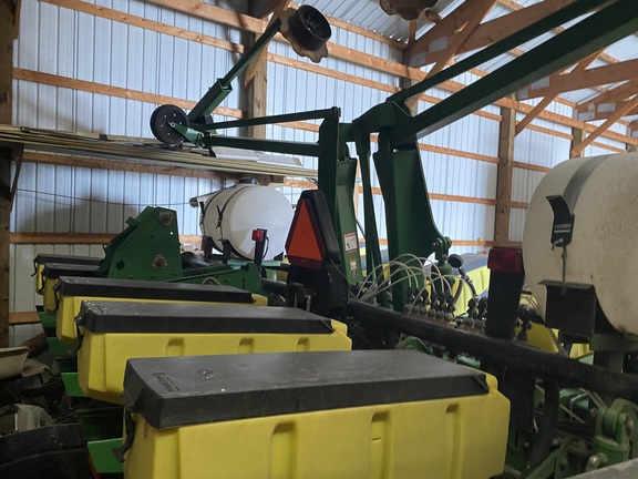 2004 John Deere 1760 Planter