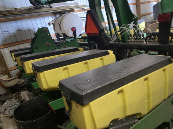 2004 John Deere 1760 Planter